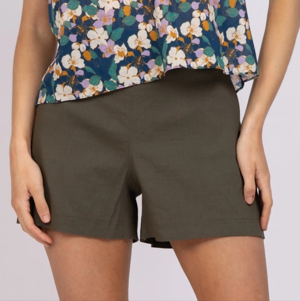THEORY Linen blend shorts in Olive/gray. Size 4